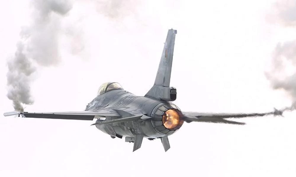 Τρομακτική προσγείωση F-16: Μαχητικό αεροσκάφος γκελάρει σε πλημμυρισμένο διάδρομο